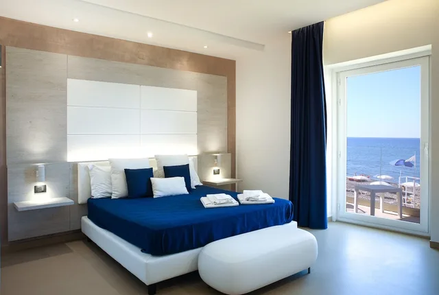 غرفة عائلية بسرير مزدوج وسريرين منفصلين بإطلالة على البحر بشرفة، Hotel Sporting Club 8/9