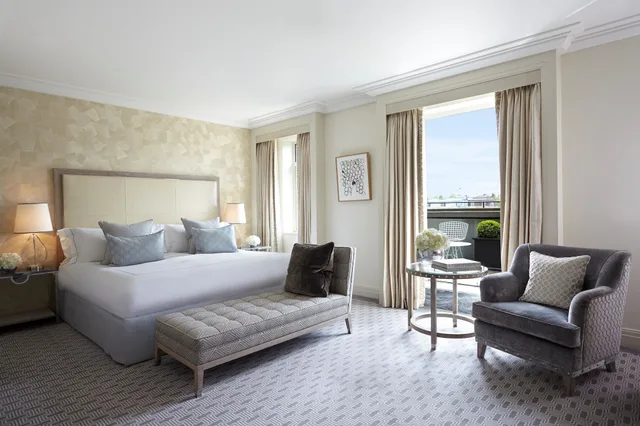 غرفة بسريرين منفصلين بشرفة، THE BERKELEY HOTEL 1/6