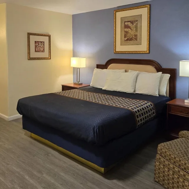 Room, King Bed, Pool View, Rodeway Inn & Suites Blythe I-10, CA 4/10