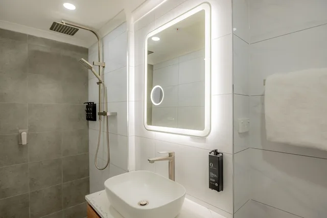 غرفة بريميوم بسريرين منفصلين وسرير كوين بمطبخ، YEHS Hotel Sydney Harbour Suites 4/5