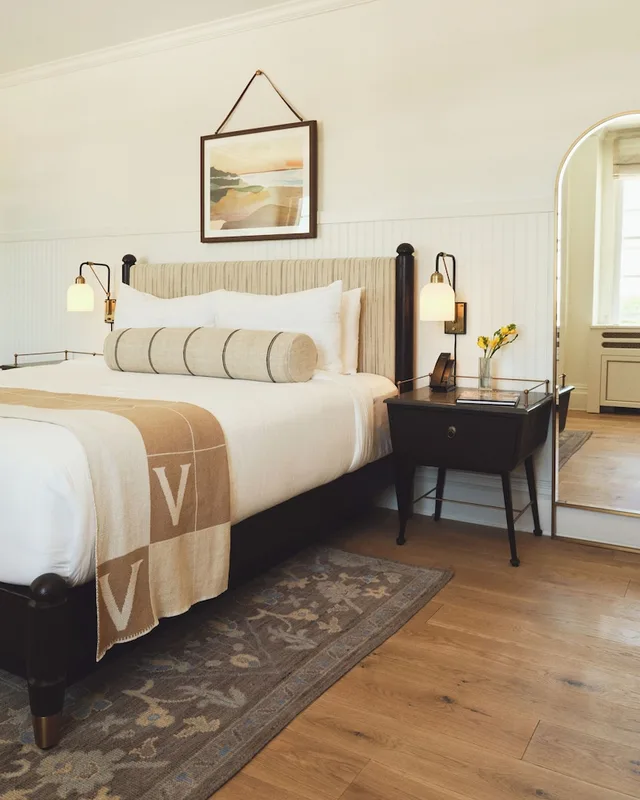 Newport, Premier, Junior Suite, King Bed, Sofa, Accessible, Viking Hotel 1/4