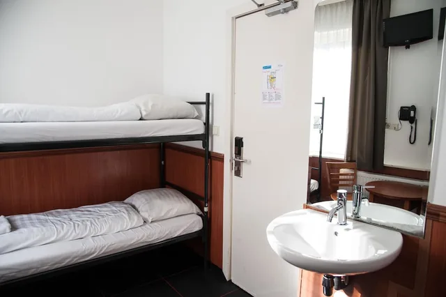 غرفة أساسية بسريرين منفصلين بحمام مشترك، Continental Hotel 5/7