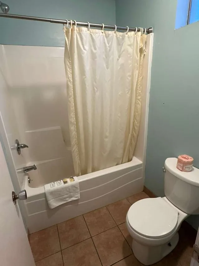 غرفة بسرير كينج للمدخنين، Gray Plaza Motel Benton Rend Lake I-57 7/10