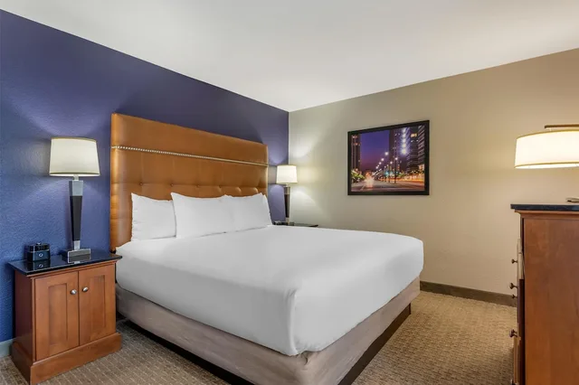 جناح بسرير كينج بغرفتين مع أريكة في طابق مرتفع، Drury Inn Suites Atlanta Morrow 3/5