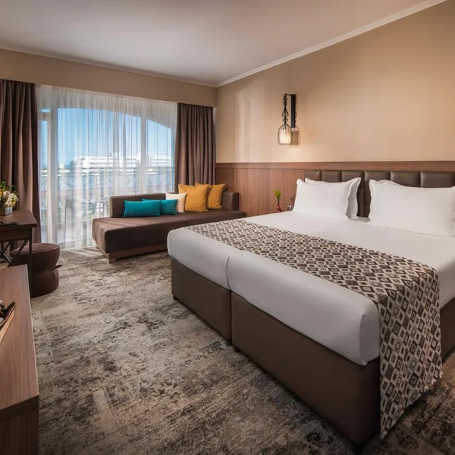 Deluxe, Twin Beds, Street View, Balcony, Pool Access، Alba 4/10