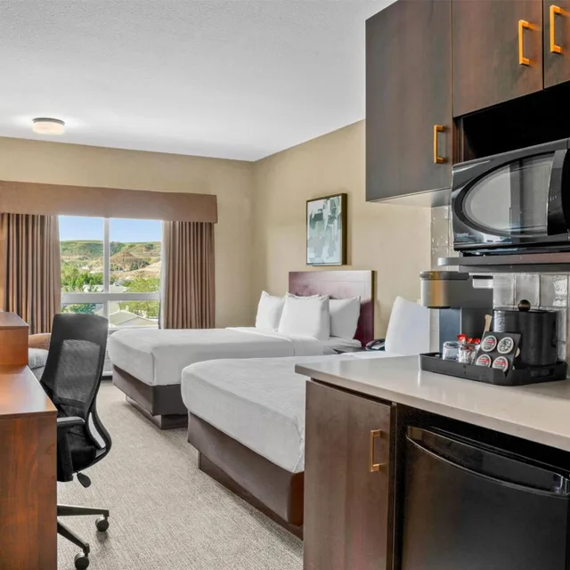 غرفة بسرير كينج وسريرين كوين، Ramada By Wyndham Drumheller Hotel & Suites 2/9