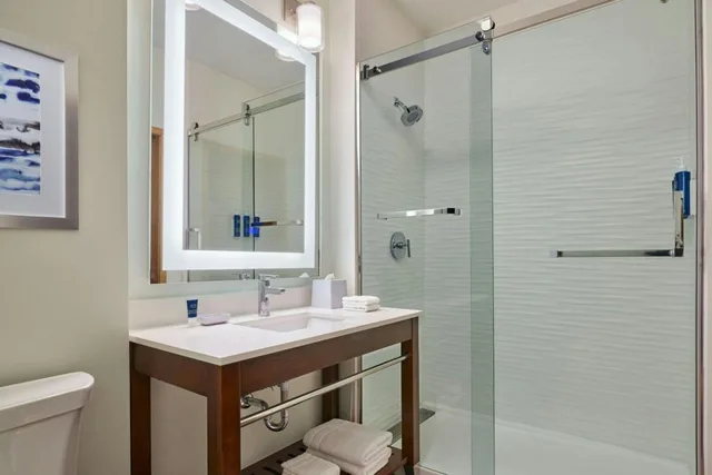 Newly Designed, Guest Room, 2 Queen Beds، FOUR POINTS BY SHERATON HOUSTON INTERCONTINENTAL AIRPORT 2/4