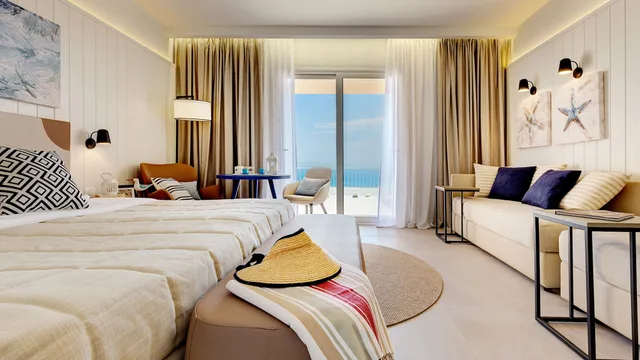 غرفة سوبيريور ثلاثية بسرير مزدوج وسرير فردي بإطلالة على البحر، Mangia's Torre del Barone Resort & Spa 1/6