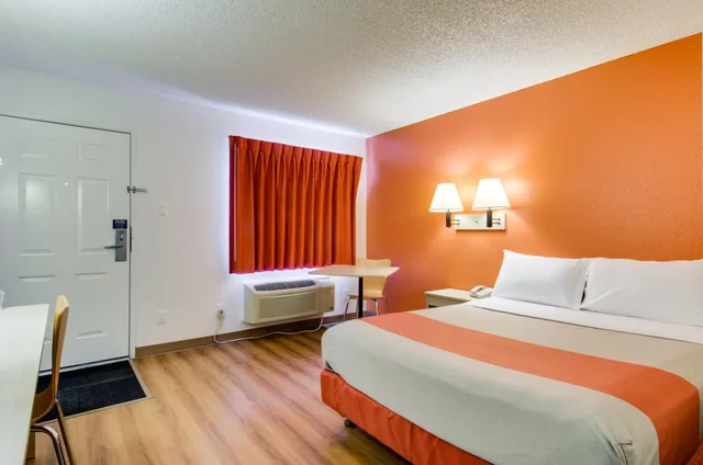 Room, Queen Bed, Motel6 Tacoma, WA - Fife 1/4
