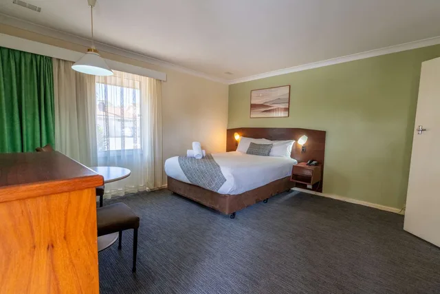 غرفة تنفيذية بسرير كينج، Hospitality Kalgoorlie, SureStay Collection by Best Western 2/4