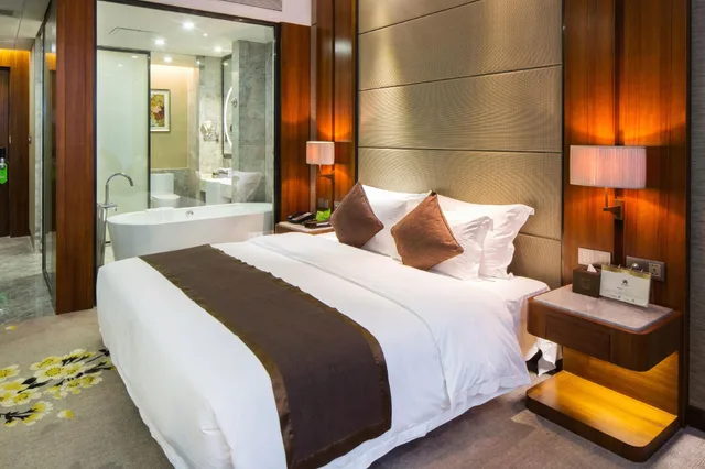 Smart, Executive, King Bed, Bathtub, Lounge Access, Palm Spring Hotel 1/3