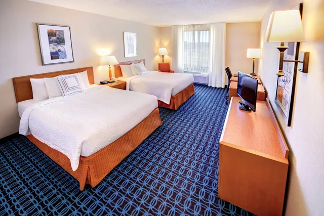 غرفة بسريرين كوين بحوض استحمام لذوي الإعاقة، Fairfield Inn Suites Wausau 2/3