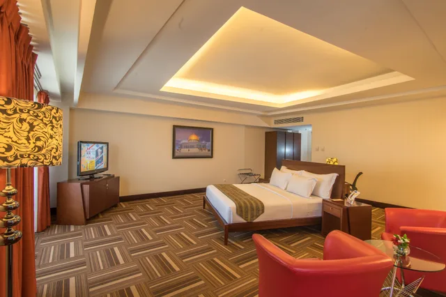Armani, Suite, King Bed، Merlynn Park Hotel 3/8