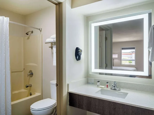 غرفة بسرير كينج، Days Inn by Wyndham Clemson 5/7