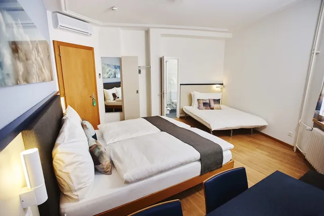 Standard, Quadruple, Twin Beds, Sofa, Bristol Hotel Zurich 3/5