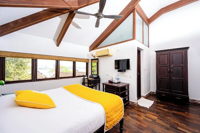 Museum, King Bed، Bloom Boutique Waterfront Fort Kochi 2/4