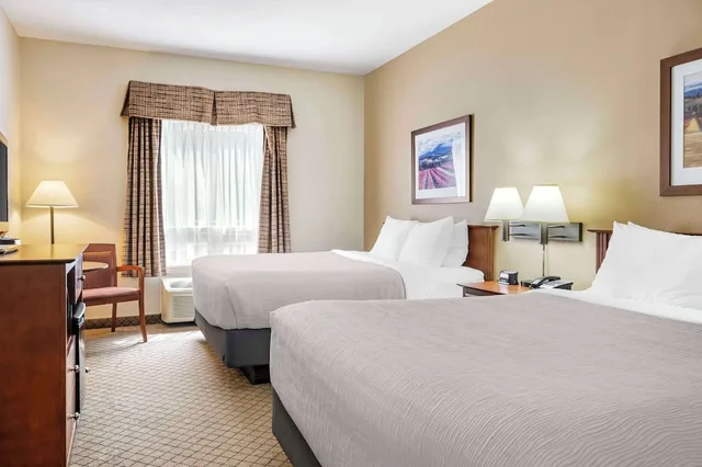 غرفة قياسية بسريرين كوين بجاكوزي، Quality Inn Airport Dieppe 4/9