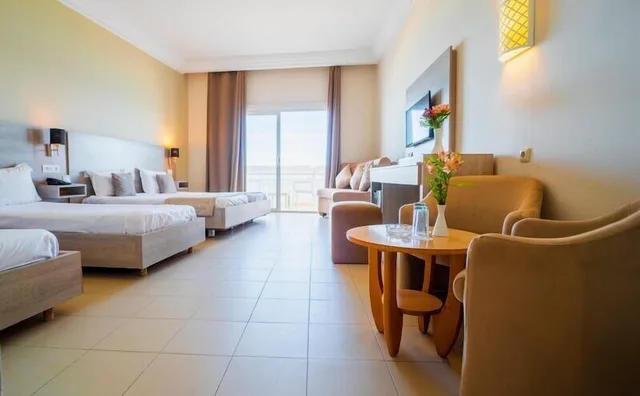 غرفة قياسية رباعية بأربعة أسرّة بإطلالة على البحر، Riadh Palms Resort & Spa 2/8