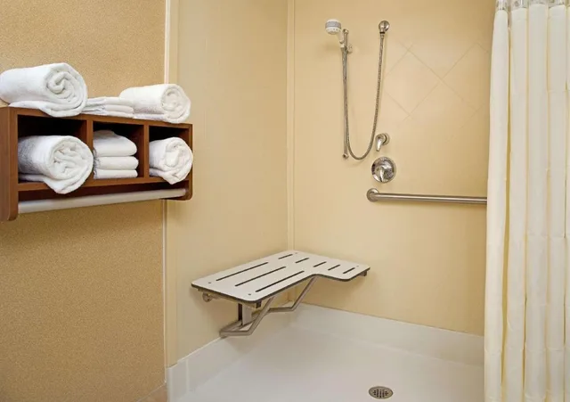 جناح بسرير كينج مع أريكة لذوي الإعاقة، Hampton Inn and Suites Pittsburgh Meadow Lands 8/8