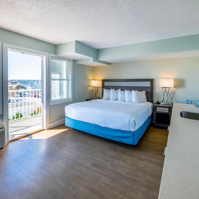 Efficiency, King Bed, Ocean View, Balcony، Commander Hotel 1/3