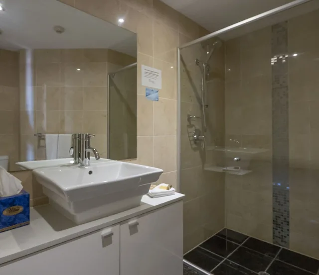 غرفة ديلوكس بسريرين منفصلين وسريرين كينج بـ3 غرف نوم، THE CHERMSIDE APARTMENTS 4/5