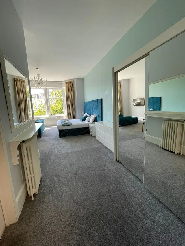 جناح ديلوكس بسرير كينج بإطلالة جزئية على البحر، Crofton House Hotel 10/10