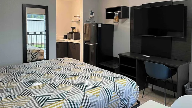 غرفة بسرير كينج بمطبخ، Studio6 Conroe, TX 3/6