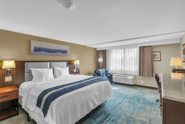 غرفة بسرير كينج، Baymont by Wyndham Kansas City North 2/4