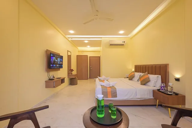 Deluxe, King Bed, Hotel Aristro 2/8