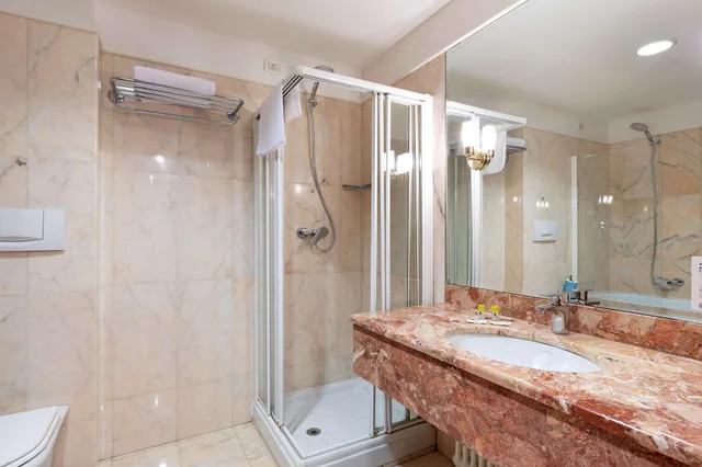 غرفة رباعية بسرير كوين، B&B HOTEL Affi Lago di Garda 1/1