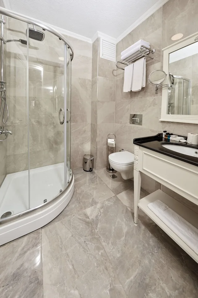 Basement, Studio, 1 King and 4 Single Beds, Private Garden، Albinas Hotel 4/4