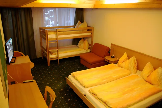 غرفة عائلية بسريرين منفصلين وسرير بطابقين، Hotel Eigerblick 1/5