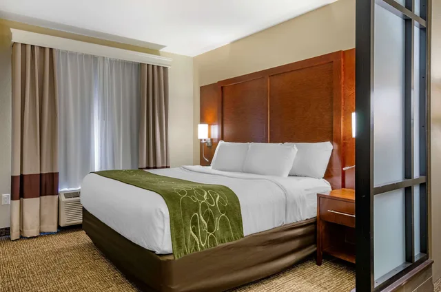 جناح بسرير كينج مع أريكة، Comfort Suites Helena Airport 2/5