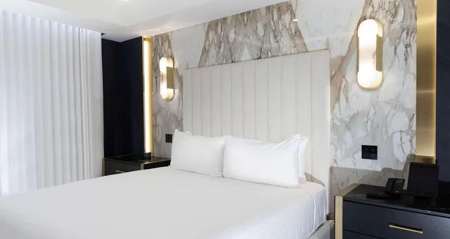 جناح بسرير كينج بمنطقة جلوس بحوض جاكوزي، Peppermill Resort Spa Casino, WorldHotels Elite 2/6