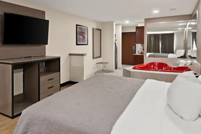 جناح بسرير كينج بحوض جاكوزي في الطابق الأرضي، Quality Inn & Suites Weatherford, TX 2/7