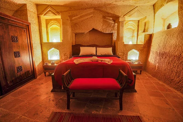 غرفة بسرير كوين بجاكوزي، Sinasos Palace Cave Hotel 1/4