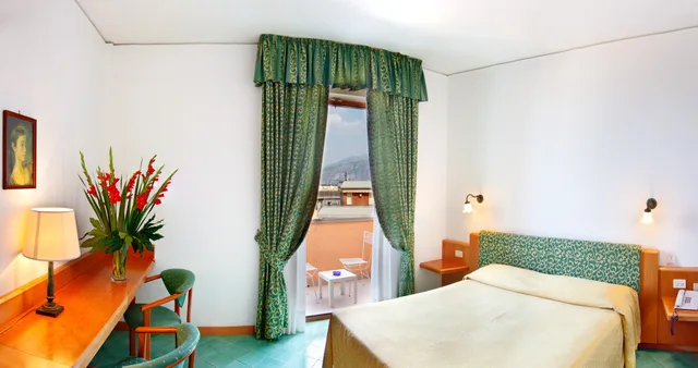 غرفة ثلاثية بإطلالة جزئية على البحر، Hotel Villa Maria 3/4