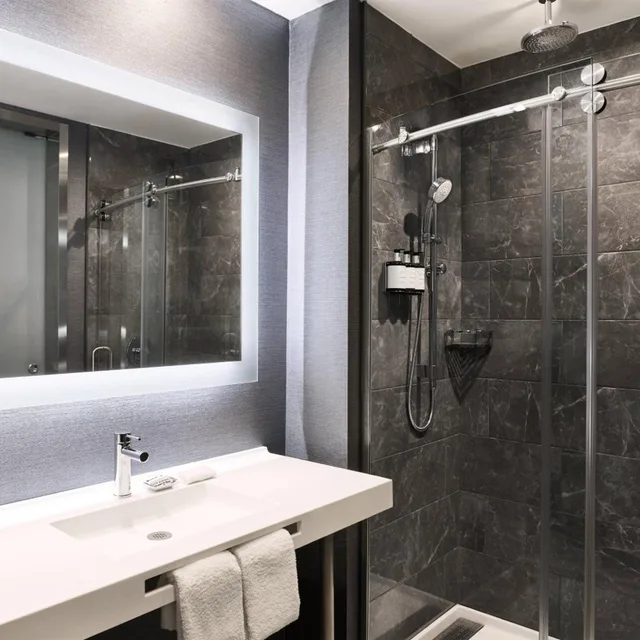 غرفة بسرير كينج بحوض استحمام لذوي الإعاقة، Ac Hotel By Marriott Bridgewater 2/3