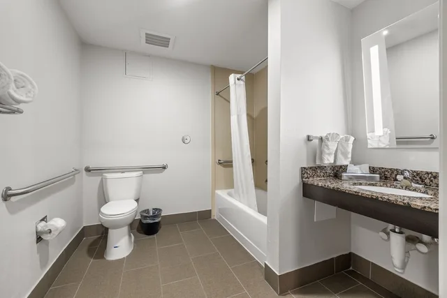 جناح بسرير كينج مع أريكة لذوي الإعاقة، Clarion Pointe Lakeland I-4 7/7