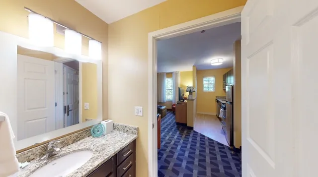 جناح ديلوكس بسرير كينج وسرير كوين بغرفتي نوم مع أريكة، The Residences at Tewksbury (ex. Towneplace Suites By Marriott Boston Tewksbury) 2/2