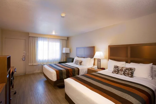 غرفة بسرير كينج وسرير كوين، Best Western Sandman Hotel 1/6