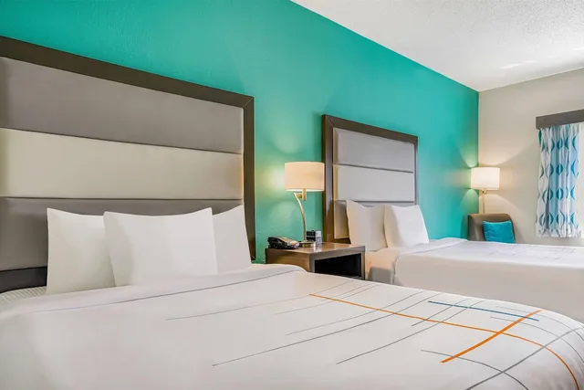 غرفة بسريرين كوين لذوي الإعاقة، La Quinta Inn & Suites by Wyndham Batavia 1/10