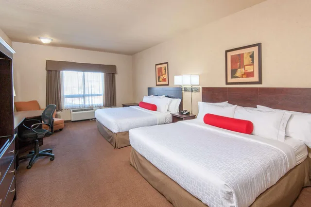 Room, 3 Double Beds, Ramada By Wyndham Drumheller Hotel & Suites 2/4