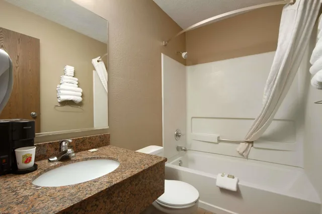 غرفة قياسية بسرير كينج، Super 8 by Wyndham Homewood Birmingham Area 4/5