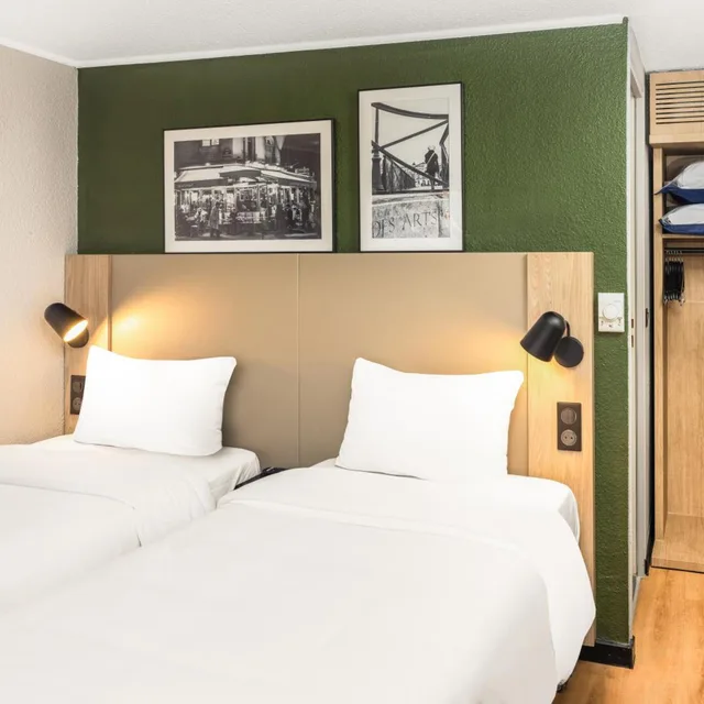 غرفة متصلة قياسية بسرير كوين وسريرين منفصلين، Campanile NATURE - Bordeaux Lac 8/16