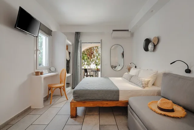 غرفة ديلوكس ثلاثية بسرير كوين بشرفة مع أريكة، Sea View Apartments and Studios 2/10