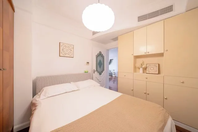 Senior, Apartment, 1 Queen and 3 Double Beds، Book and Bed-People's Square 7/10