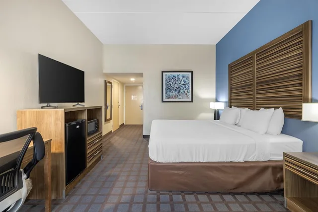 غرفة قياسية بسرير كينج مع أريكة، Best Western Fishers Indianapolis Area 1/6
