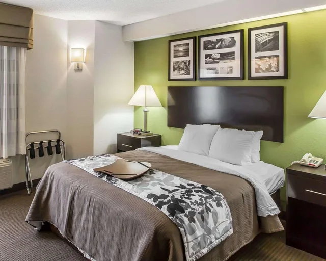 غرفة بسرير كينج، Studio6 Suites - Knoxville, TN - Downtown 1/2