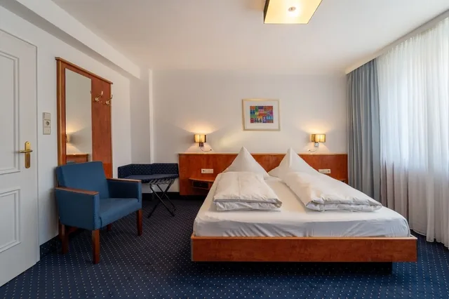 غرفة قياسية بسرير كوين، HOTEL WÜRTTEMBERGER HOF 1/10